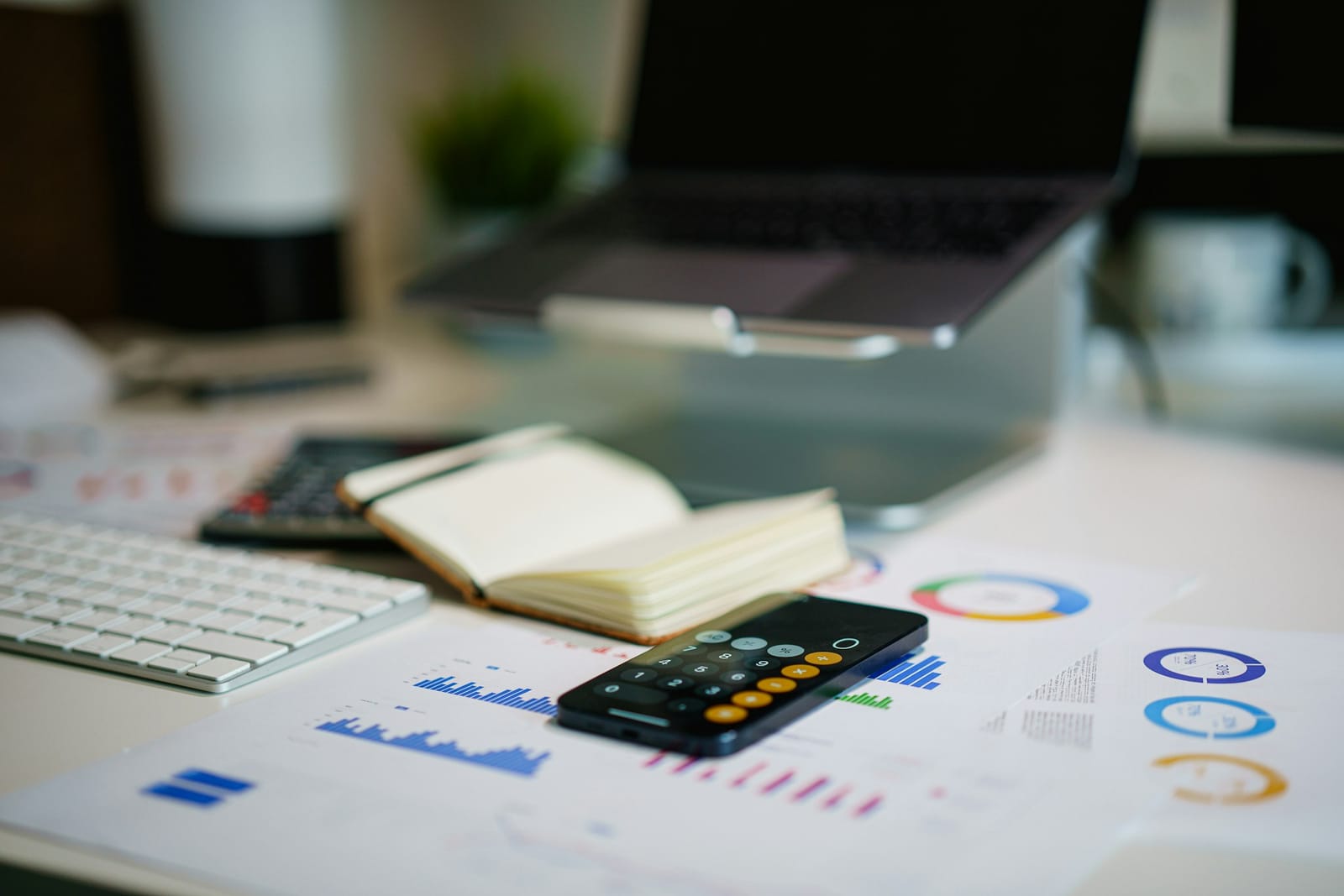 Relevés financiers et calculatrice sur un bureau