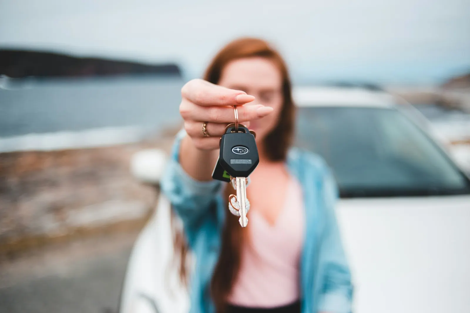 Une personne reçoit les clés de sa voiture